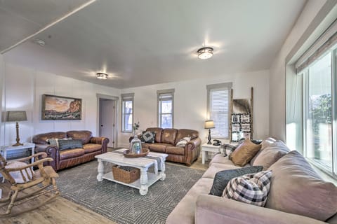 Peaceful Luna Farmhouse with Wraparound Porch! House in New Mexico