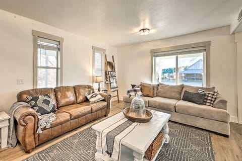 Peaceful Luna Farmhouse with Wraparound Porch! House in New Mexico