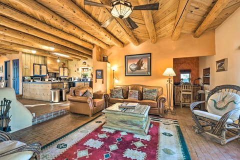 El Prado Home w/ Hot Tub, Panoramic Mtn Views House in New Mexico