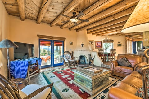 El Prado Home w/ Hot Tub, Panoramic Mtn Views House in New Mexico