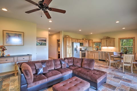 Sweeping Smoky Mountain Views: ‘Bella Vista' Cabin House in Qualla