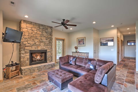 Sweeping Smoky Mountain Views: ‘Bella Vista' Cabin House in Qualla