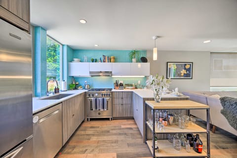 Canal & Mtn Views: Pet-Friendly Seattle Retreat Apartment in Magnolia Seattle