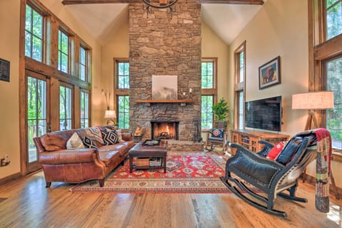 Luxe Lodge Near Smoky Mountains: Views & Hot Tub! House in Waynesville