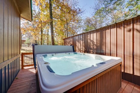 Relaxing Hochatown Cabin w/ Deck & Hot Tub! House in Oklahoma