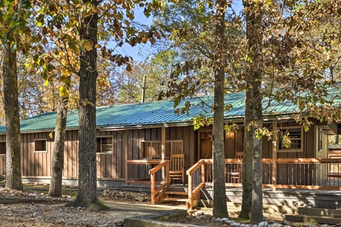 Relaxing Hochatown Cabin w/ Deck & Hot Tub! House in Oklahoma