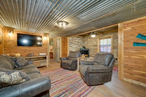 Relaxing Hochatown Cabin w/ Deck & Hot Tub! House in Oklahoma