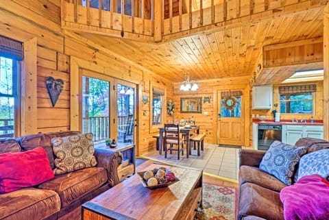 'Grin N Bear It' Cabin w/ Hot Tub + Fire Pit! House in Pigeon Forge