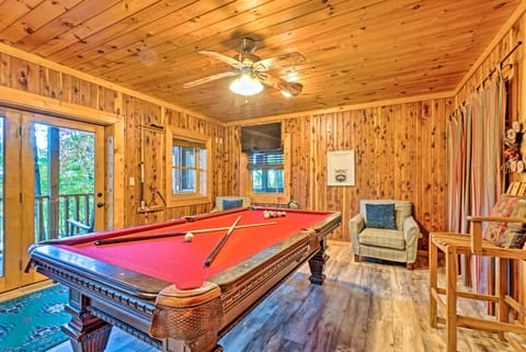 Smokies Cabin w/ Hot Tub! Group Adventure Base House in Pigeon Forge