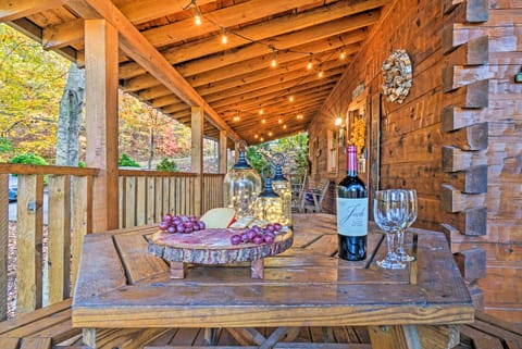 'Grin N Bear It' Cabin w/ Hot Tub + Fire Pit! House in Pigeon Forge