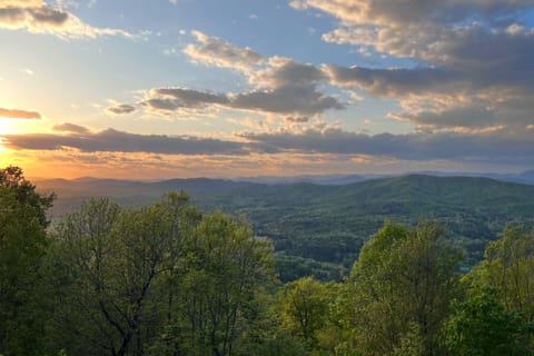 Outlaw Mountain Lodge: Fire Pit & Panoramic Views! House in Tennessee