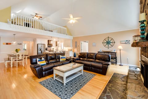 Lake Hartwell Home w/ Private Dock & Hot Tub! House in Lake Hartwell