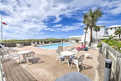 2-Story Beachfront Condo in PCB w/ Community Pool! Apartment in Sunnyside