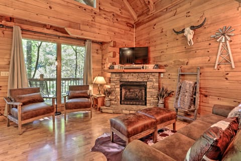3 Mi to Pigeon Forge: Cabin w/ Hot Tub & Deck House in Pigeon Forge