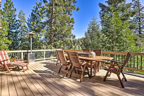 Tranquil Twin Peaks Retreat: Hike, Ski & Swim House in Lake Arrowhead