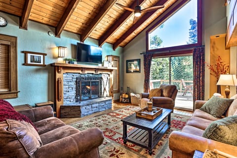 Tranquil Twin Peaks Retreat: Hike, Ski & Swim House in Lake Arrowhead