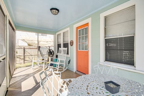 1 Mi to Gulf Coast! Couples Retreat in Long Beach Cottage in Long Beach