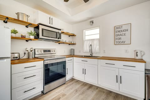 1 Mi to Gulf Coast! Couples Retreat in Long Beach Cottage in Long Beach