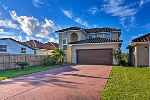 Walk to Bayshore Park: Lakefront Dickinson Gem! House in San Leon