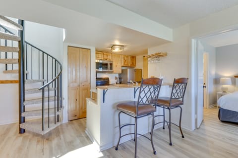 Ski-In/Out Granby Condo w/ Mtn Views + Balcony! Apartment in Granby