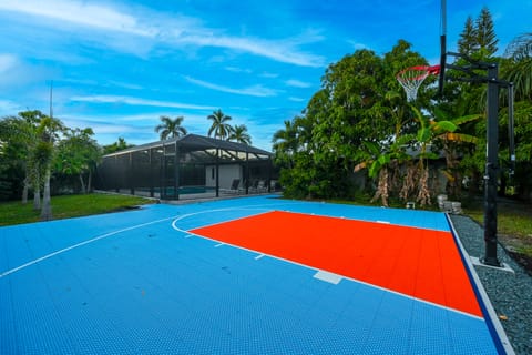 Tropical Naples Hideaway - 1 Mi to Beaches! House in Naples Park