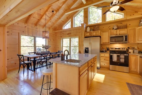 12 Mi to Sugar Mtn! Group Getaway w/ 2 Decks House in Watauga