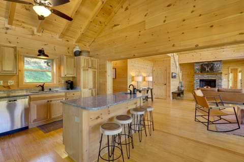 12 Mi to Sugar Mtn! Group Getaway w/ 2 Decks House in Watauga