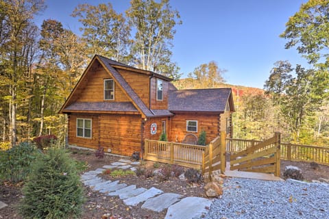 12 Mi to Sugar Mtn! Group Getaway w/ 2 Decks House in Watauga