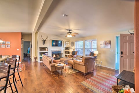'Hilltop Hideout' w/ Peaceful Mountain Views House in New Mexico