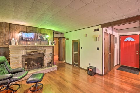 Rustic Cottage with Fire Pit & Private Yard! Cottage in Michigan