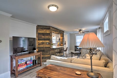 Pet-Friendly Home - 1/2 Mi to Downtown Willoughby! House in Willoughby