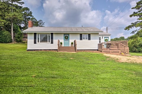 Idyllic Getaway w/ Deck ~ 4 Mi to Dtwn Athens House in Athens