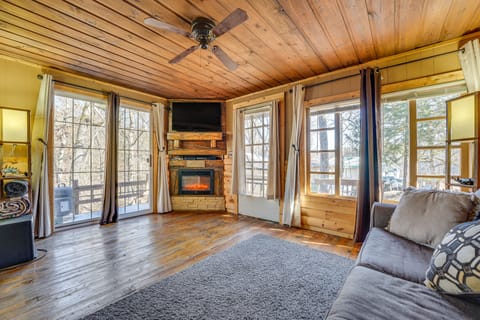 Branson Area Couple's Cabin w/ Wraparound Porch! House in Rockaway Beach