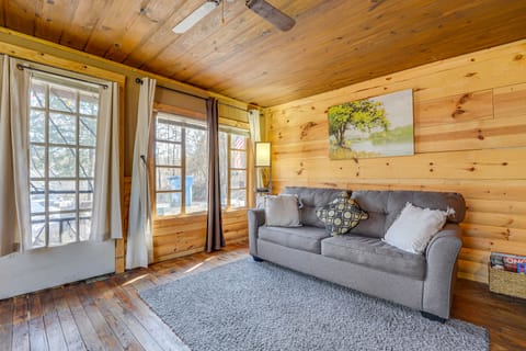 Branson Area Couple's Cabin w/ Wraparound Porch! House in Rockaway Beach