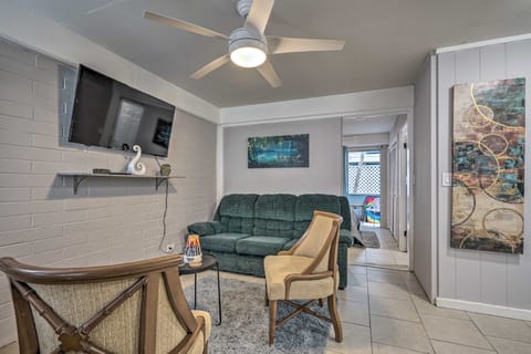 Sun-Filled Condo w/ Lanai Near Waikiki Beach! Apartment in Honolulu