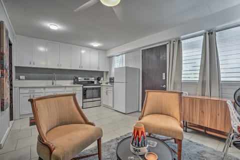 Sun-Filled Condo w/ Lanai Near Waikiki Beach! Apartment in Honolulu