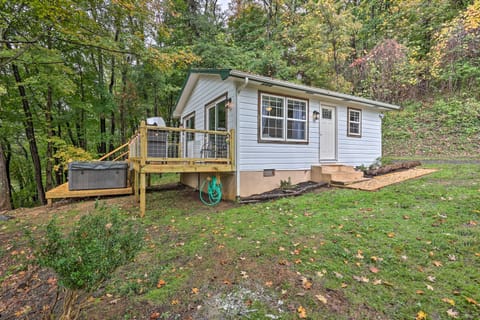 Hilltop Hideaway w/ Scenic Views & Hot Tub! Cottage in West Jefferson