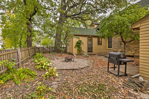 Bright Clear Lake Getaway, 4 Blocks to Downtown! House in Clear Lake