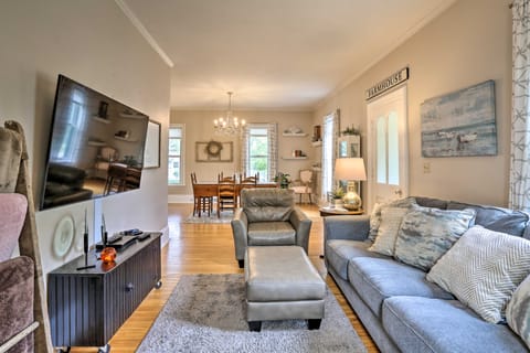 Bright Clear Lake Getaway, 4 Blocks to Downtown! House in Clear Lake