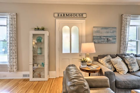 Bright Clear Lake Getaway, 4 Blocks to Downtown! House in Clear Lake