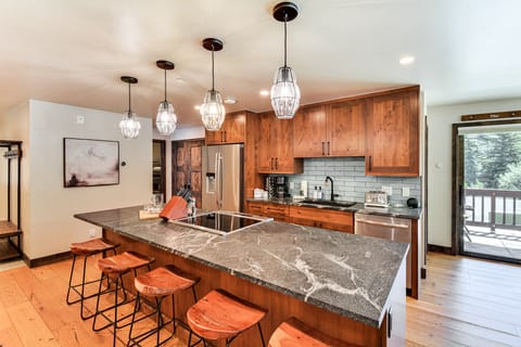 Snowflake Peak 8 Retreat: Ski-In/Out & Trailhead Apartment in Breckenridge