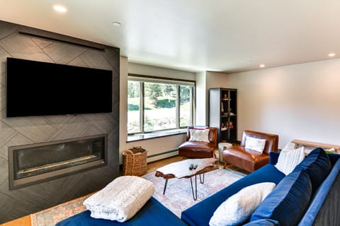 Snowflake Peak 8 Retreat: Ski-In/Out & Trailhead Apartment in Breckenridge