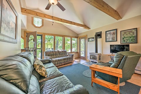 Lakeside Iola Hideaway: Stunning Nature Views Cottage in Wisconsin