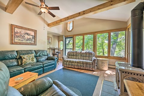 Lakeside Iola Hideaway: Stunning Nature Views Cottage in Wisconsin