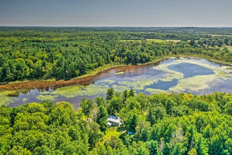 Lakeside Iola Hideaway: Stunning Nature Views Cottage in Wisconsin