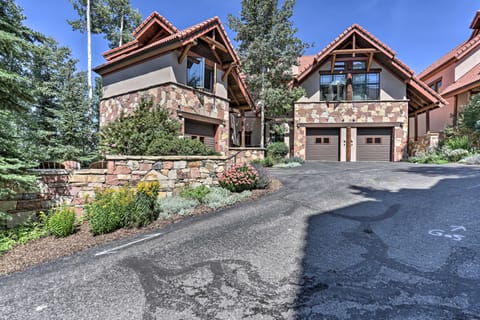 Upscale Ski-In/Ski-Out Escape w/ Deck + Grill Apartment in Telluride