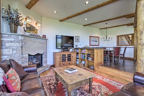 Upscale Ski-In/Ski-Out Escape w/ Deck + Grill Apartment in Telluride