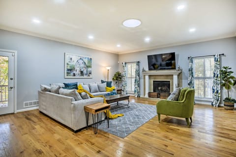 Hilltop Marietta Apt w/ Custom Design & Decor! Apartment in Roswell