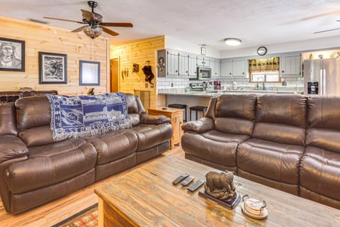 Murphy Cabin w/ Deck, Grill & Private Pond! House in Tennessee