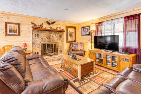 Murphy Cabin w/ Deck, Grill & Private Pond! House in Tennessee